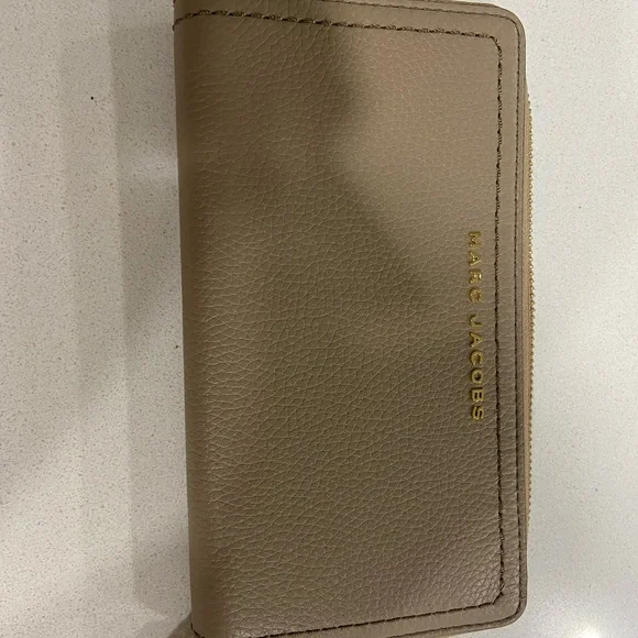 NWOT Marc Jacobs Tan Leather Wallet Sleek Minimalist Design - Picture 3 of 3